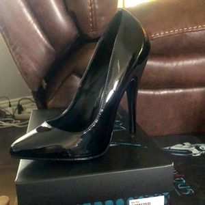 Black pumps